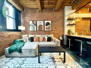 Building Photo - 408 W 8th St