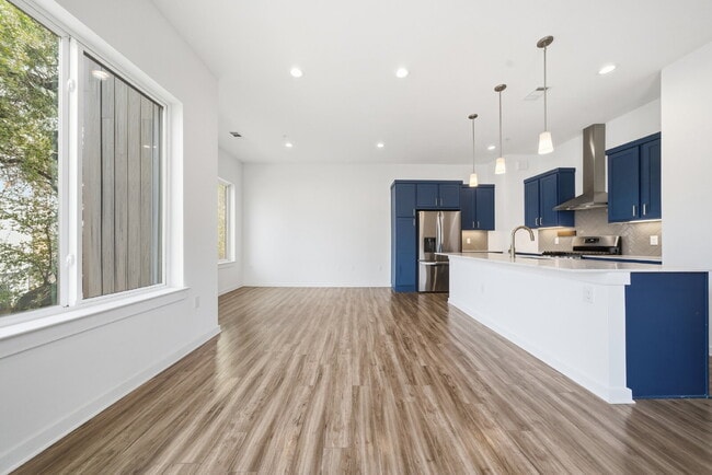 Building Photo - Spacious 3-Bed, 3-Bath Condo with Scenic Views in Vibrant Austin!