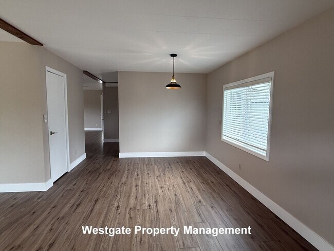 Building Photo - 985 Eastman Ln