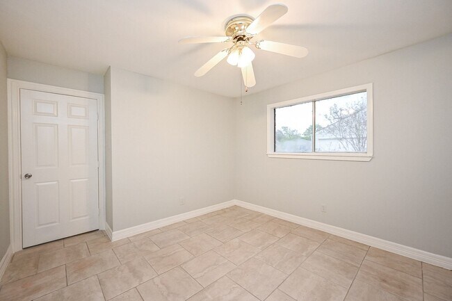 Building Photo - 15723 Creekhaven Dr