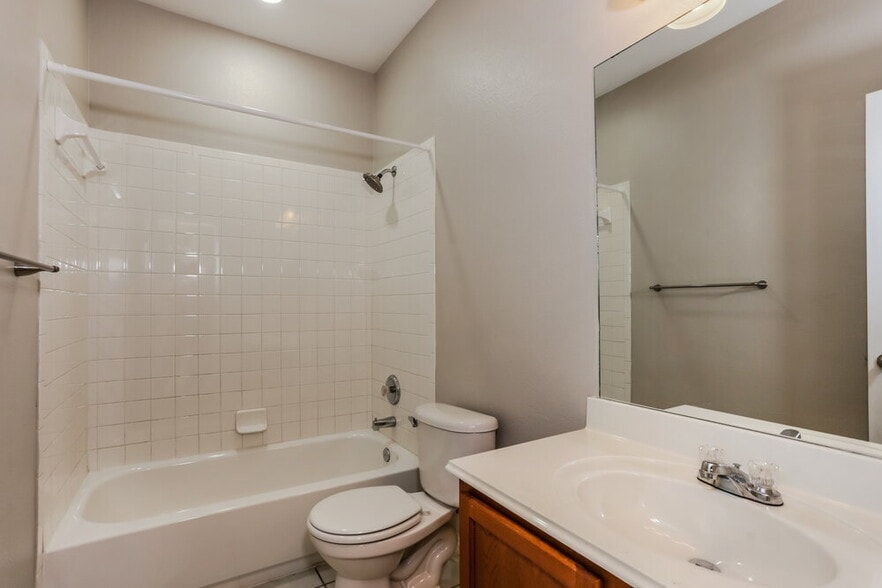 Building Photo - 2407 Creekwood