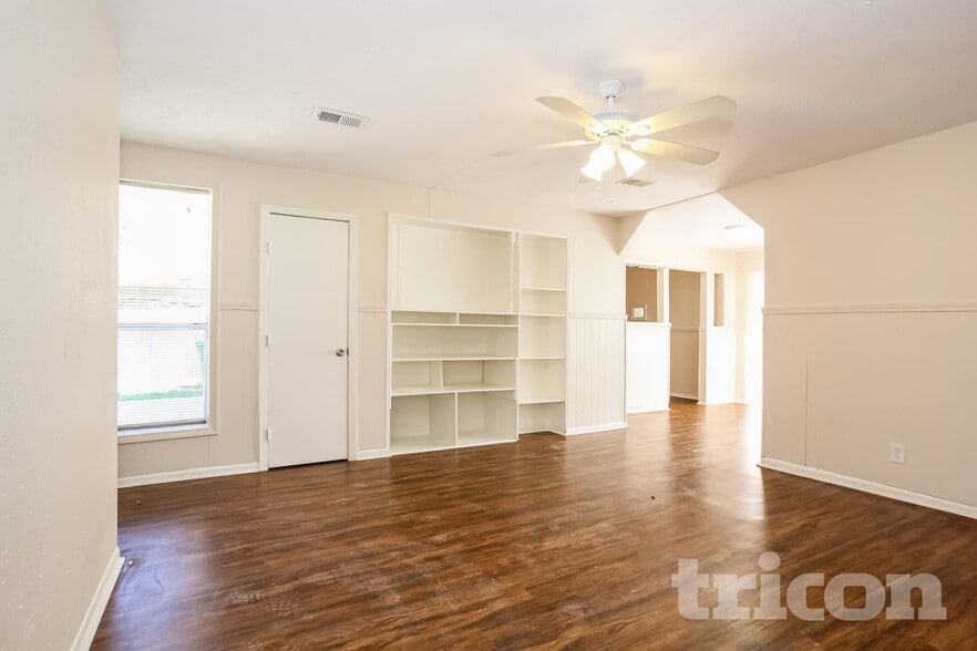 Building Photo - 15811 Kenbriar Dr