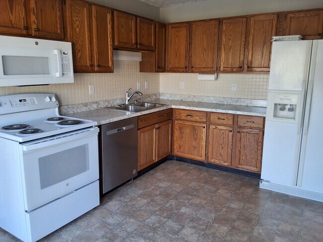 Building Photo - Strawberry Plains, 37871 - 3 bedroom, 2 bath home - Contact Sharon Arnwine (865) 313-7215