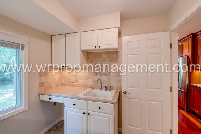 Building Photo - 4 Bed 3 Bath Home in Lambertville