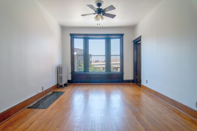 Building Photo - 3307 N Clark St