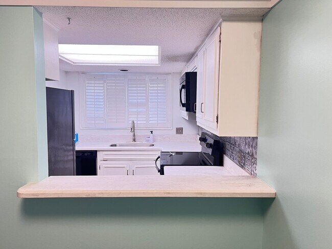 Building Photo - Stunning and Spacious 2 Bedroom, 2.5 Bath, Town Home With Sunroom and Deck!