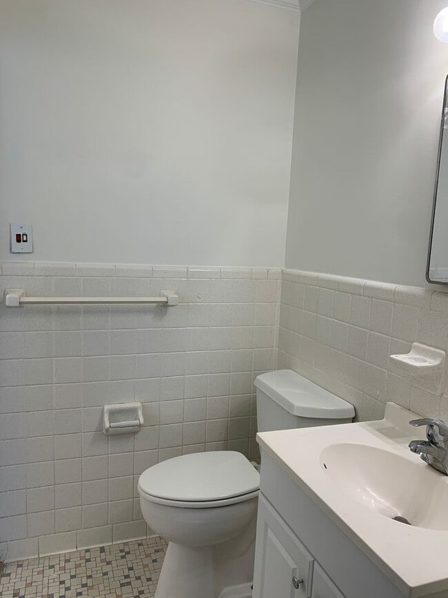 Building Photo - 3 Bedroom 1.5 Bath House on N. Wallace Ava...