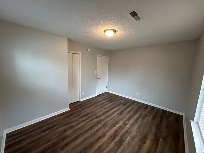 Building Photo - 2026 Woodmead St SW