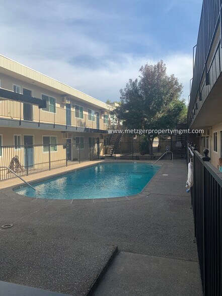 Building Photo - 306 S Church St