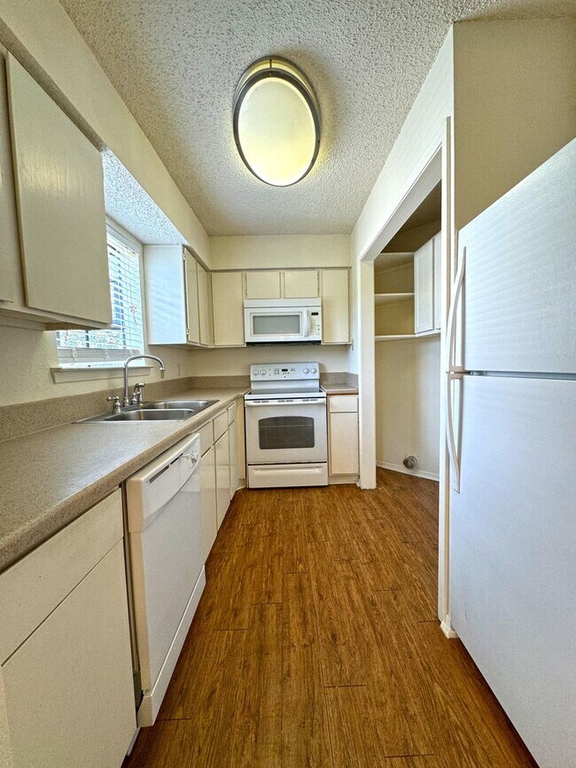 Building Photo - 4321 Lakeshore Villa Dr