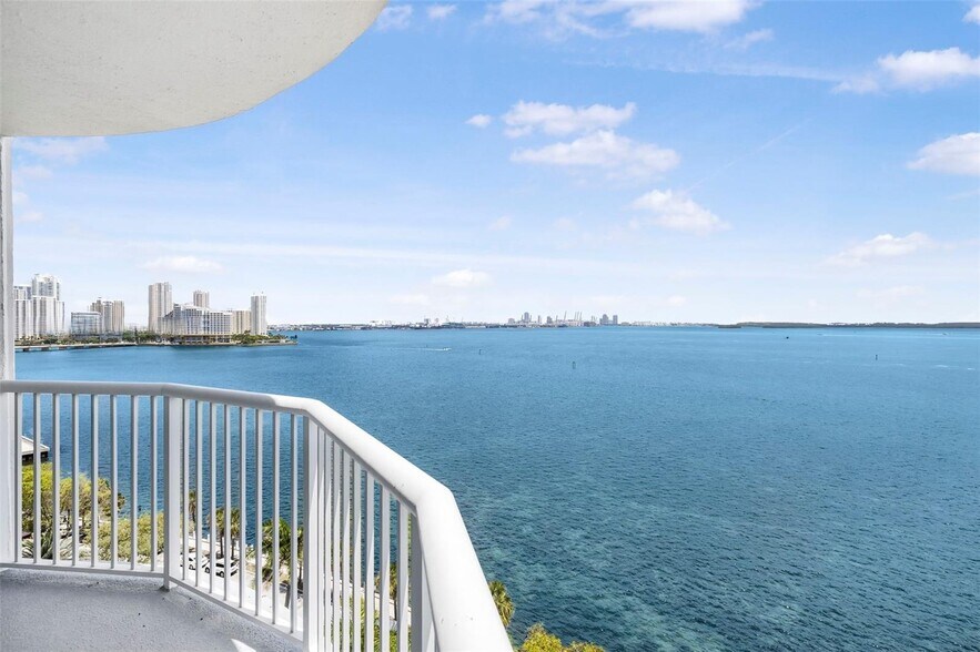 Building Photo - 1420 Brickell Bay Dr