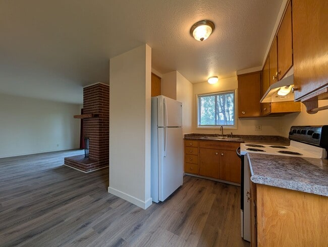 Building Photo - 2-Bedroom, 1-Bath Duplex In The Friendly Street Area In Eugene!
