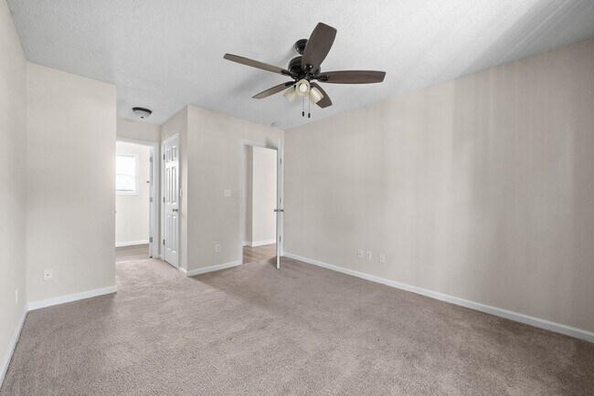 Building Photo - 3bed 2 bath with Bonus close to Fort Campbell and I-24.