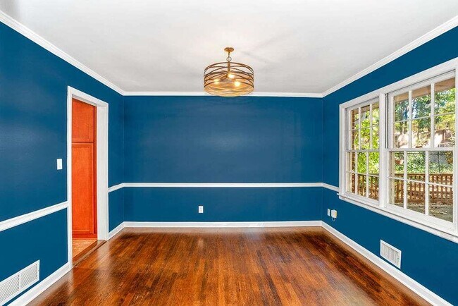 Building Photo - 3911 Ivy Rd NE