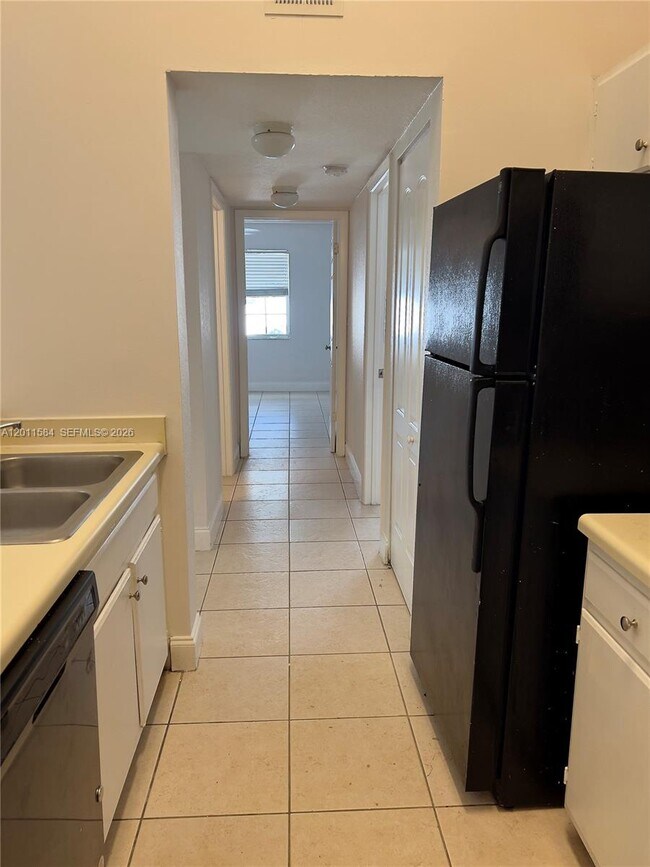 Building Photo - 2880 N Oakland Forest Dr