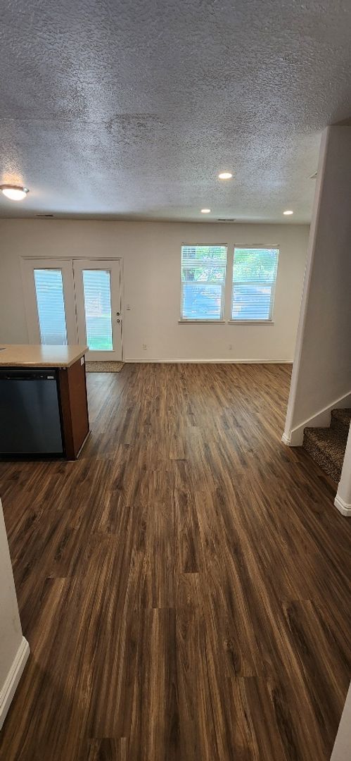 Building Photo - Beautiful 3 Bedroom Townhome in Pleasant G...