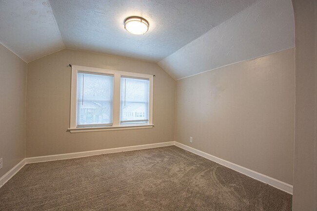 Building Photo - 3 Bedroom / 2 Bath Home with Garage off 45th and Leavenworth!