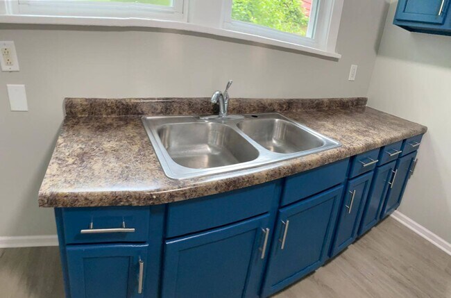 Building Photo - Custom updated rental! All new!