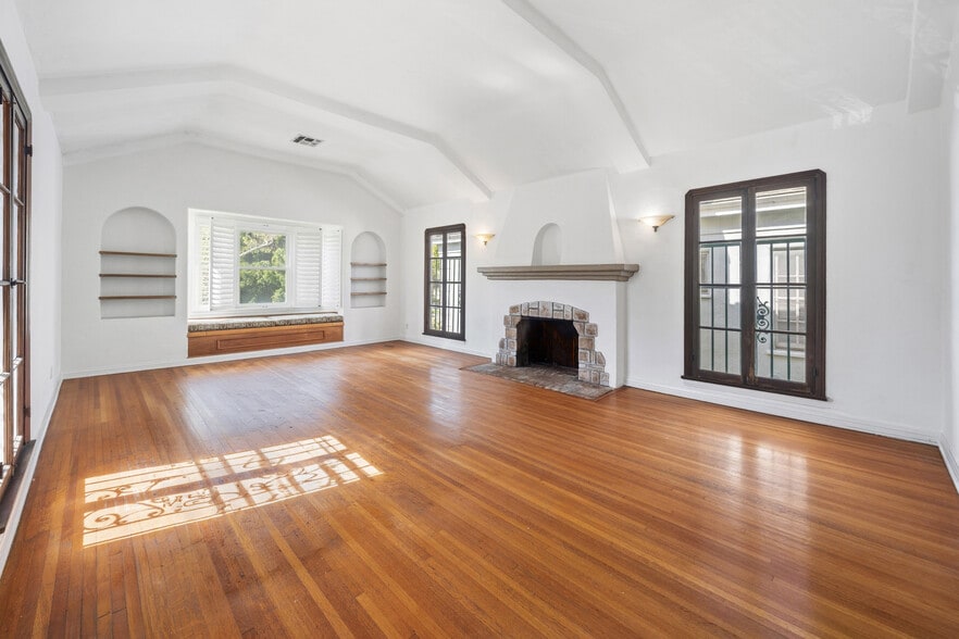 Building Photo - 166 N Arnaz Dr