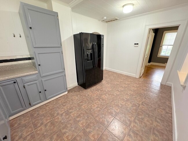 Building Photo - Charming Two-Bedroom Single Family Home with Detached Garage