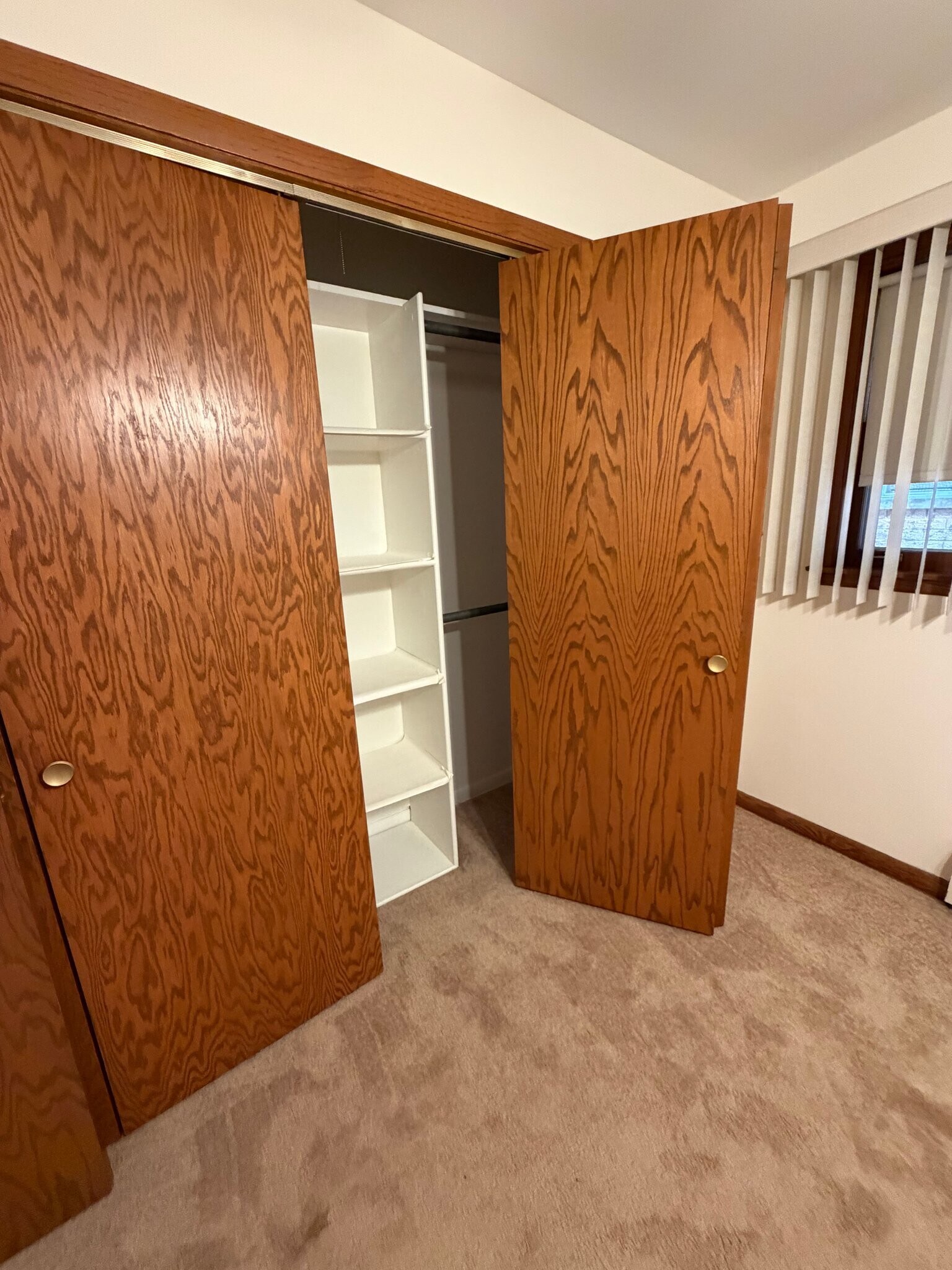 Building Photo - 6614 W Devon Ave