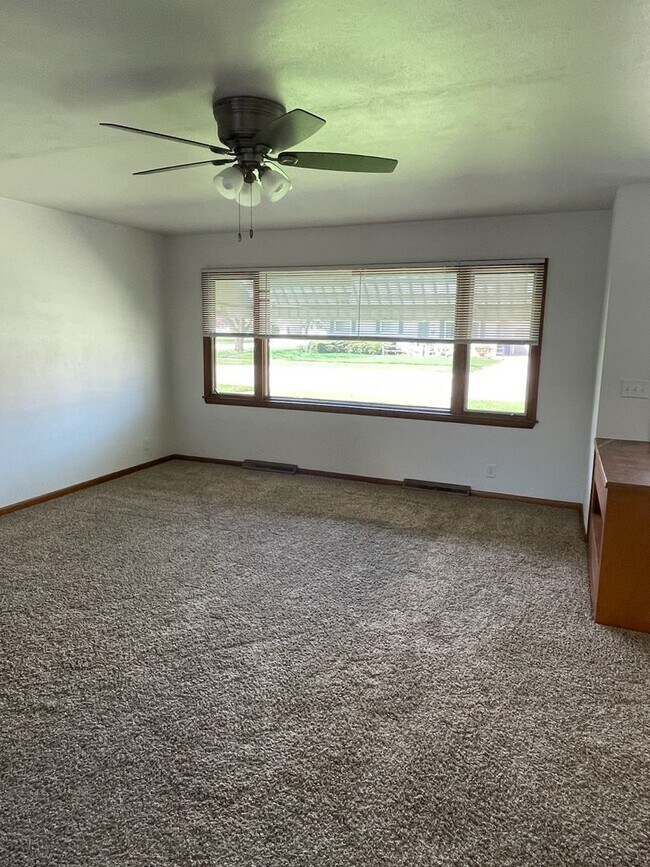 Building Photo - 1006-1006 N Sumac Dr