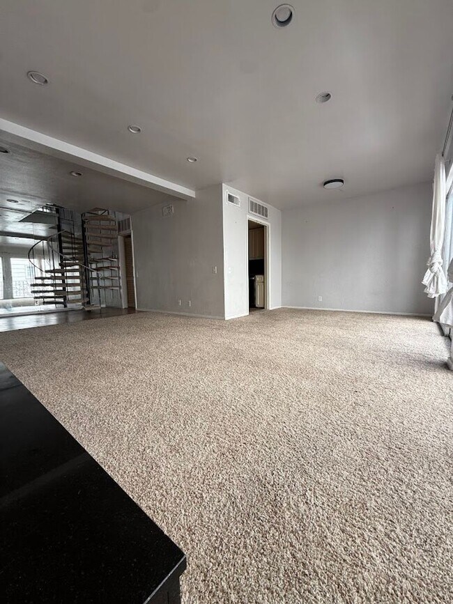 Building Photo - San Pedro Square - West Campus - Townhome - Old School Luxery - W/D - Fireplace - Updated Kitchen...