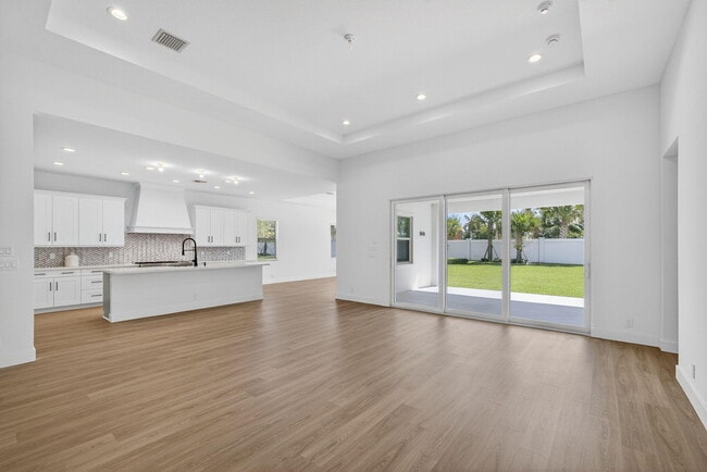 Building Photo - 9288 Crestview Cir