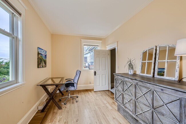 Building Photo - Queen Anne Home