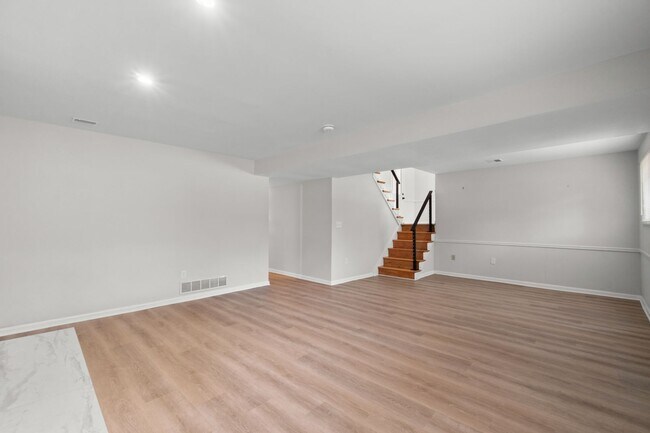 Building Photo - 100 Oak Dr