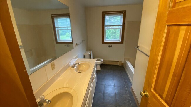 Building Photo - UNH Student Rental Available for the 2026-...