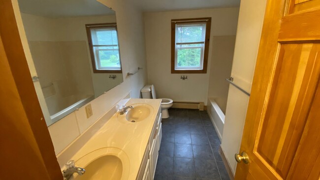 Building Photo - Very Large 4 Bedroom/1 Bath Apartment - He...