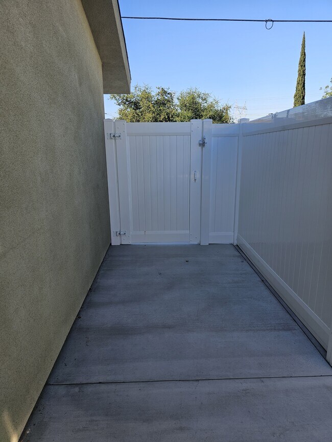 Building Photo - 11204 Sylvan St