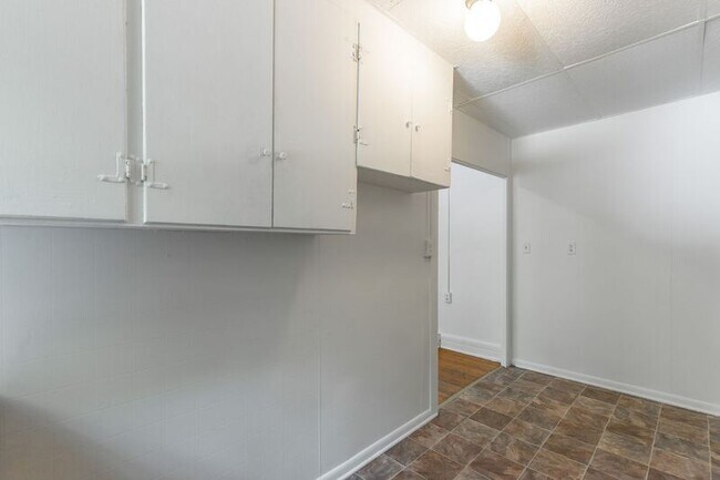 Building Photo - 518 E Manning St