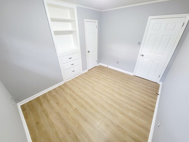 Building Photo - Available July 2025 : Beautiful 3-Bedroom ...