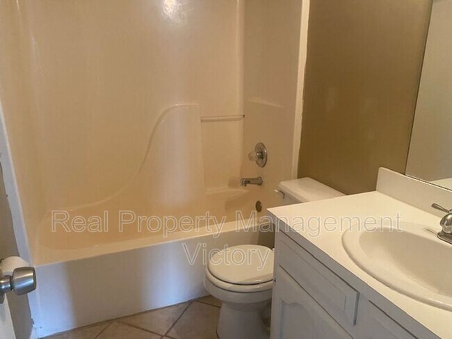 Building Photo - 1336 Royalty Dr