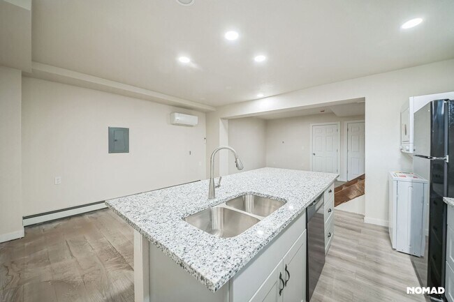Building Photo - Charming 2BR House in Denver