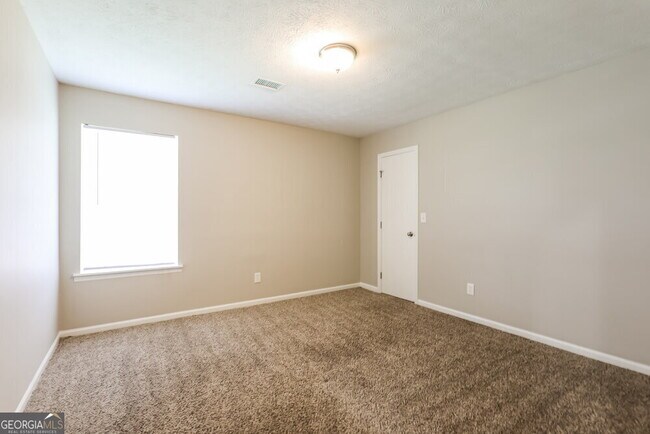 Building Photo - 9512 Forest Knoll Dr