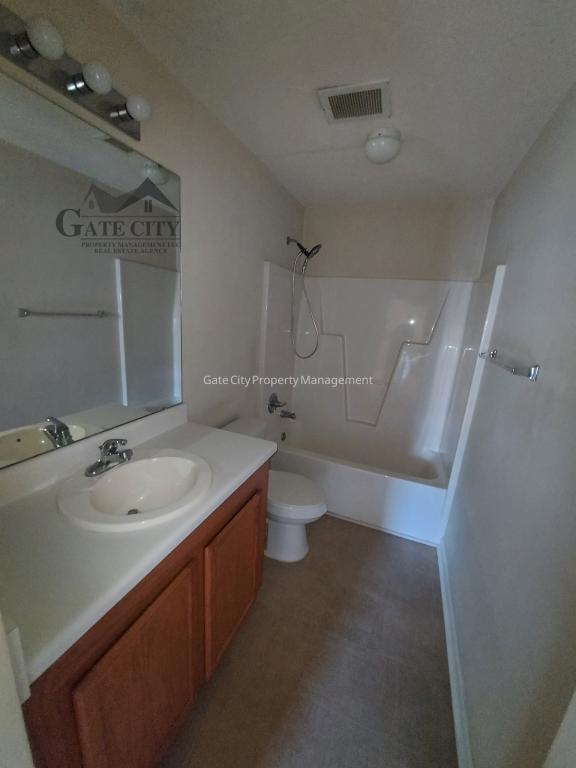 Building Photo - 905 Hanahan Ct