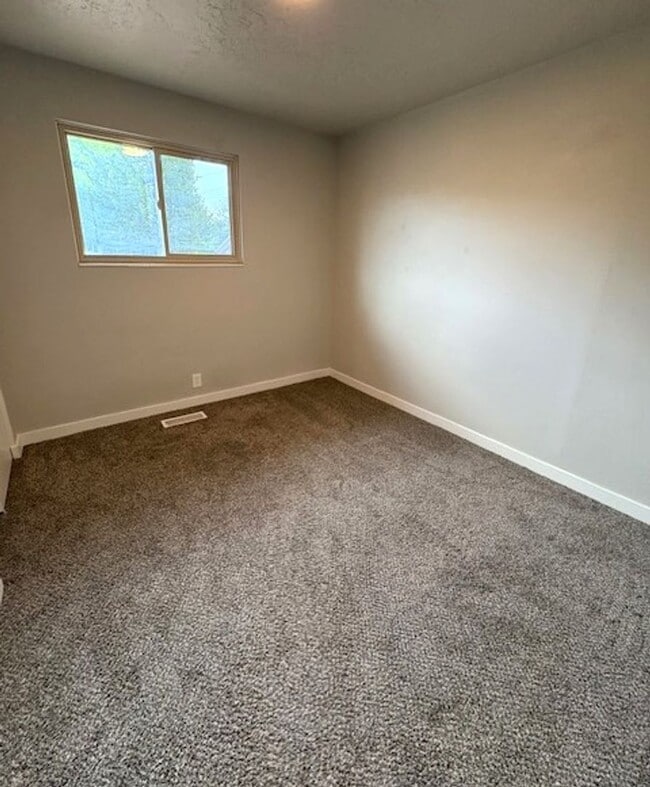 Building Photo - 5 Bed / 3 Bath Townhome in Murray!