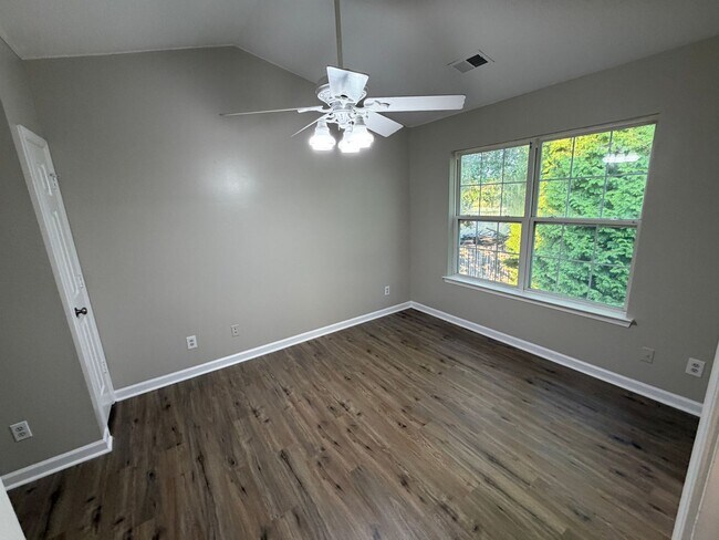Building Photo - Beautiful 3-bedroom, 2.5-bathroom townhome