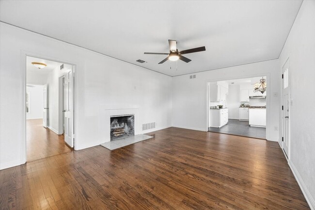 Building Photo - 6417 Darwood Ave