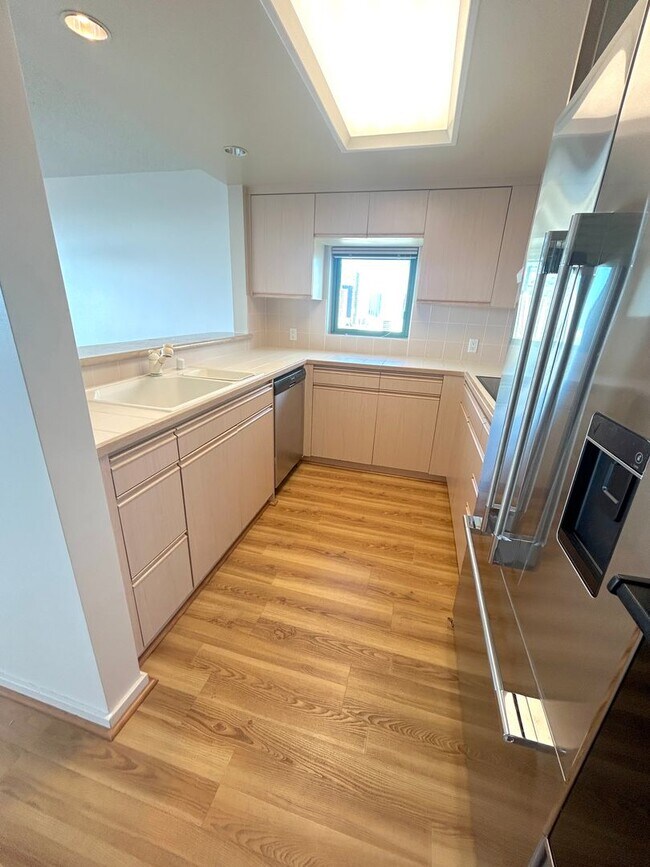 Building Photo - Large 19th Floor Unit with Ocean, City, Mo...