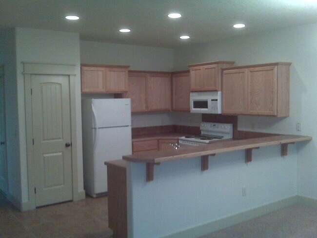 Building Photo - 2131 S Amy Ave