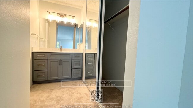 Building Photo - Beautifully 3BR Townhome with Huge Loft St...