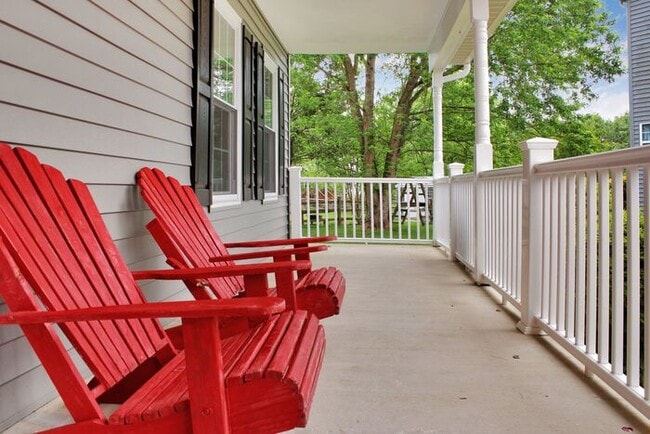 Building Photo - Charming 3-Bedroom, 2.5 Bath SFH with Fron...