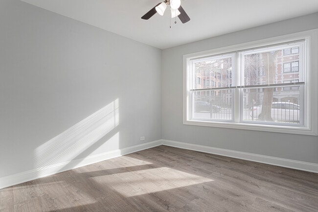 Building Photo - 7638 N Eastlake Terrace