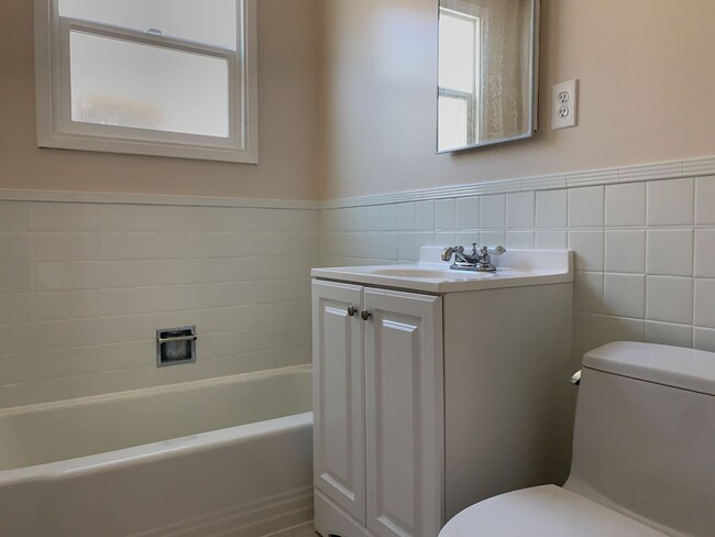 Building Photo - Newly Refinished 2 Bed, 1 Bath + Bonus Roo...