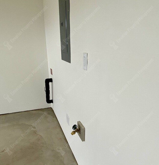 Building Photo - Petrosa Townhouse 3 BR - 2 ½ BA w/ loft