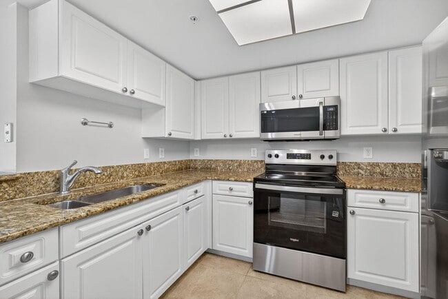 Building Photo - 1100 Crestwood Ct S